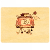 Деревянная открытка Молодожены в машине