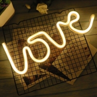 Фото Неоновый ночник-светильник надпись Love LED для комнаты