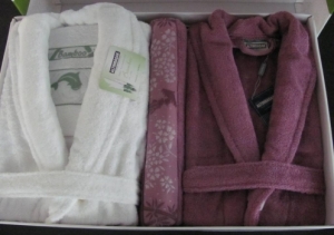 Набор халатов Бамбук Deluxe + 2 полотенца (белый-малиновый)