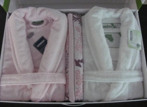 Набор халатов Бамбук Deluxe + 2 полотенца (белый-розовый)