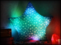 Фото Светящаяся подушка Звездочка со снежинками