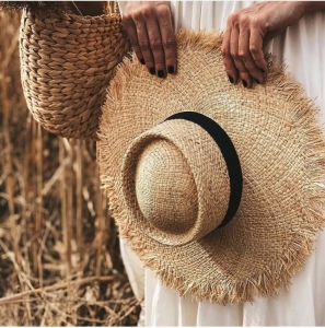 Фото Соломенная шляпа с широкими полями, черной лентой и бахромой