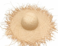 Соломенная шляпа с широкими полями и бахромой